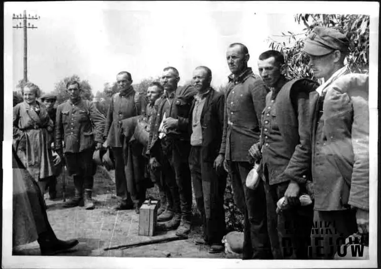 Niemieckie zdjęcie przedstawiające więźniów - żołnieży polskich przejętych przez wojska nazistowskie - fot. archiwa ONB