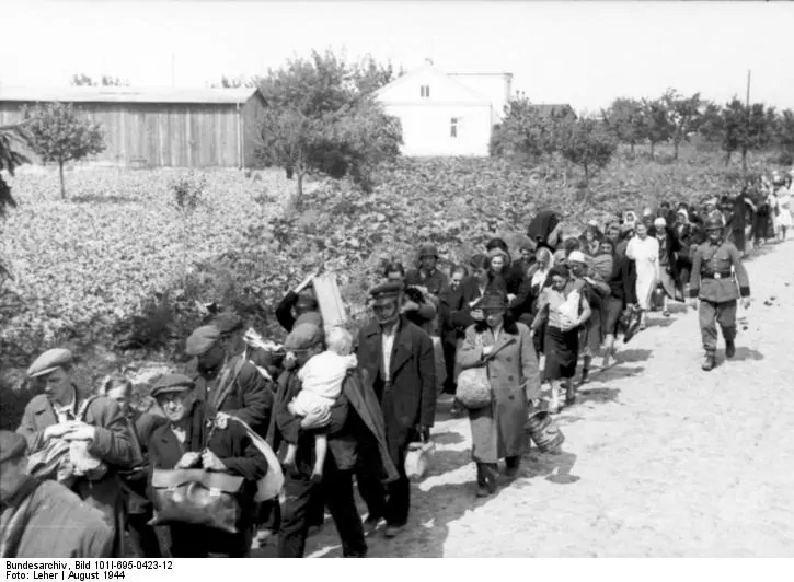 Jeńcy i cywile prowadzeni przez Wehrmacht