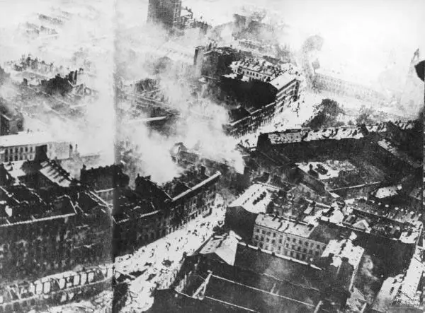 Zdjęcie lotnicze wykonane w czasie oblężenia Warszawy jesienią 1939 roku