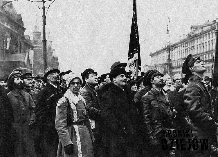 Włodzimierz Lenin był przywódcą komunistycznego rządu w Rosji - na fotografii podczas odsłoniecia pomnika Marksa