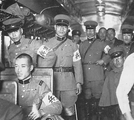 Kempeitai, czyli japońska żandarmeria wojskowa jadąca w pociągu na ćwiczenia - fotografia z 1935 r.