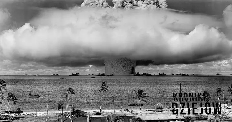 Najważniejsze wydarzenia nowoczesnego świata, czyli pierwsze próby atomowe - fotografia przedstawiająca próbę bomby atomowej w Malezji w 1946 r.