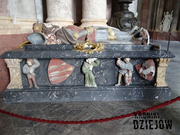 Nagorbek Bolka Świdnickiego w mauzoleum Piastów w Krzesowie. Bolko został uhoronowany za zasługi dla Polski