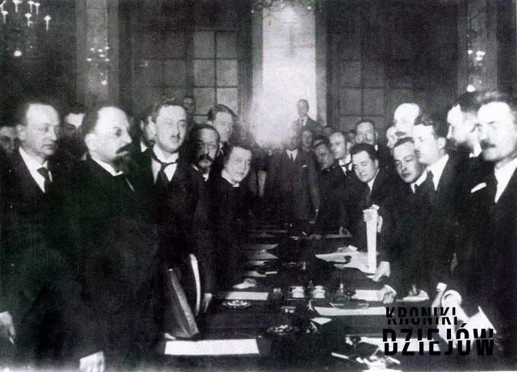 Podpisanie Traktatu ryskiego w 1921 roku to koniec wojny polsko-bolszewickiej. Zdjęcie upamiętniające obie strony podczas podpisywania traktatu