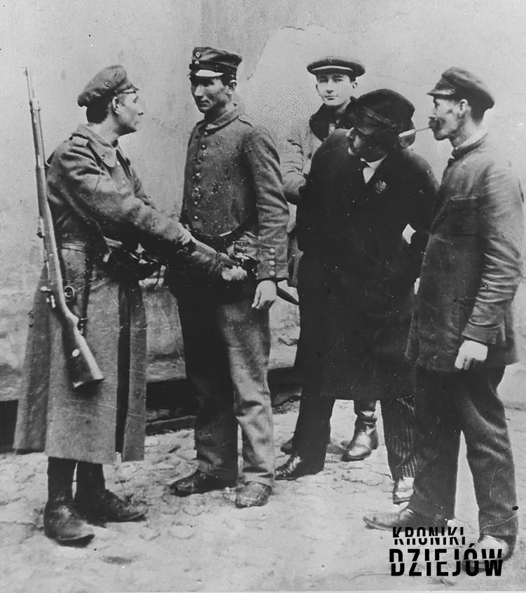Rozbrajanie Niemców na ulicy podczas rozgromiania Niemieckiego garnizonu w 1918 roku uwiecznione na fotografii
