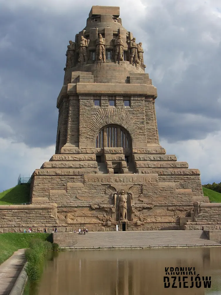 Monument upamiętniający Bitwę pod Lipskiem i Wojnę Narodów, a także daty bitwy pod Lipskiem, przebieg, straty oraz skutki