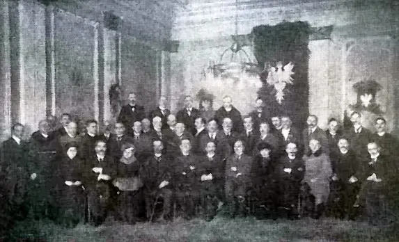 Naczelna Rada Ludowa wyłoniona w czasie Powstania Wielkopolskiego na fotografii z tego okresu
