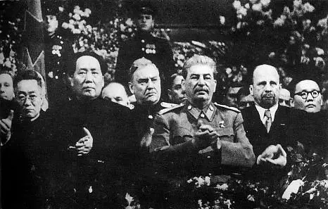 Mao Zedong na spotkaniu z Józefem Stalinem - najwięksi dyktatorzy w historii świata, a także ich biografie, skutki terroru oraz daty