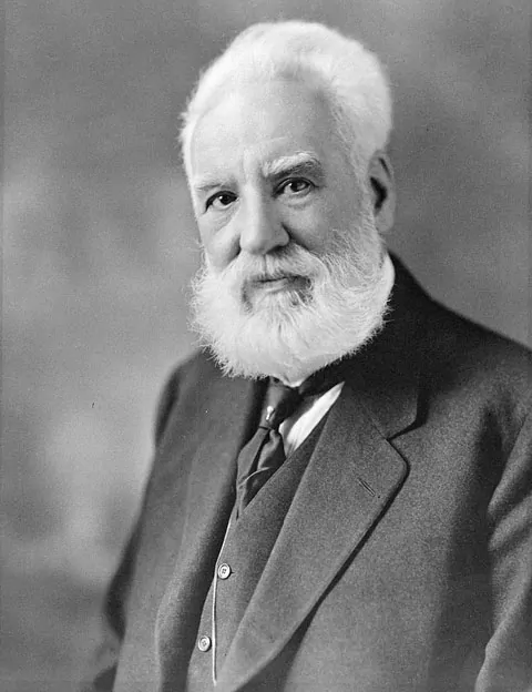 Alexander Graham Bell z telefonem