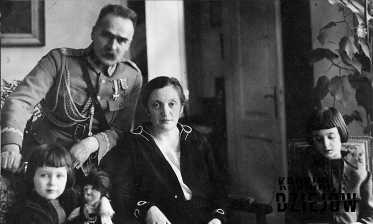 Marszałek Józef Piłsudski z żoną Aleksandrą i córkami Wandą i Jadwigą na zdjęciu z 1935 roku