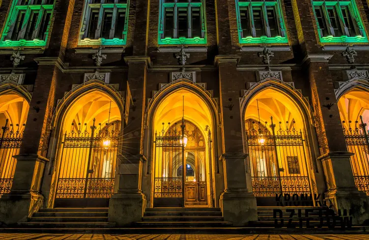 Uniwersytet Jagielloński oświetlony nocą, a także data założenia, historia oraz najwybitniejsi absolwenci