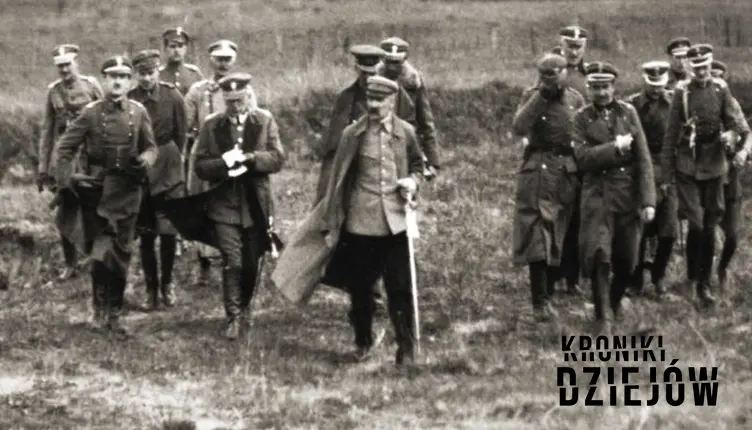 Józef Piłsudski wraz z obstawą w czasie Bitwy Warwszawskiej 1920 roku, a także znaczenie międzynarodowe, taktyka, dowórdcy oraz dokładna data