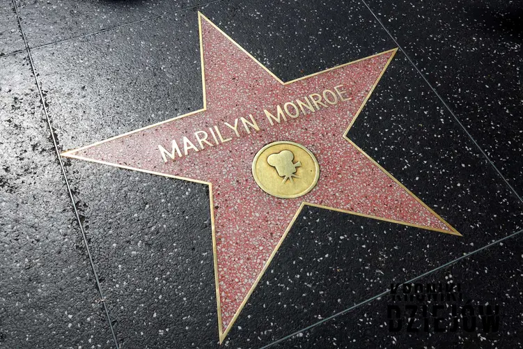 Gwiazda Marylin Monroe na deptaku, a także data jej śmierci, przyczyny, przebieg pogrzebu oraz teorie spiskowe