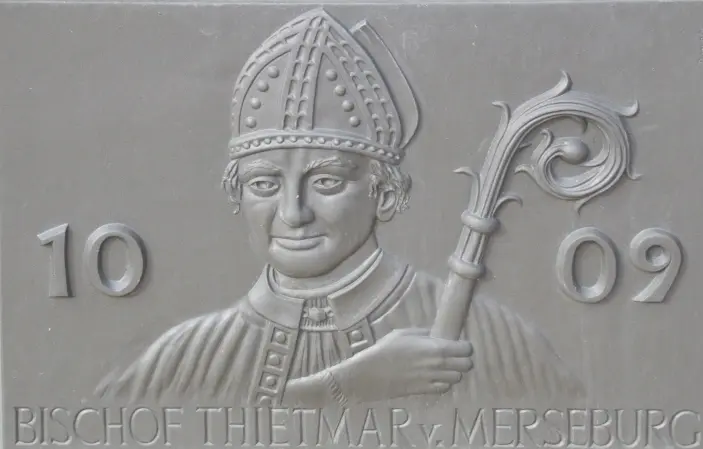Tablica na fontannie, przedstawiająca biskupa Thietmara, naprzeciwko kościoła św. Stefana w Tangermünde przedstawiająca kronikarza, który opisał podboje Mieszka I