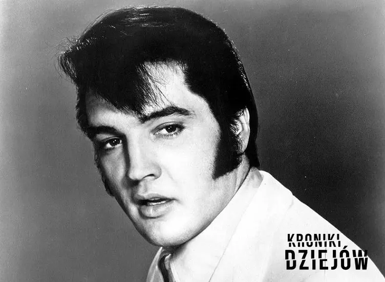 Elvis Presley u szczytu swojej kariery na czarno-białym zdjęciu, a także 10 najlepszych piosenek Elvisa Presleya