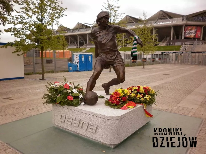 Pomnik Kazimierza Deyny przed stadionem