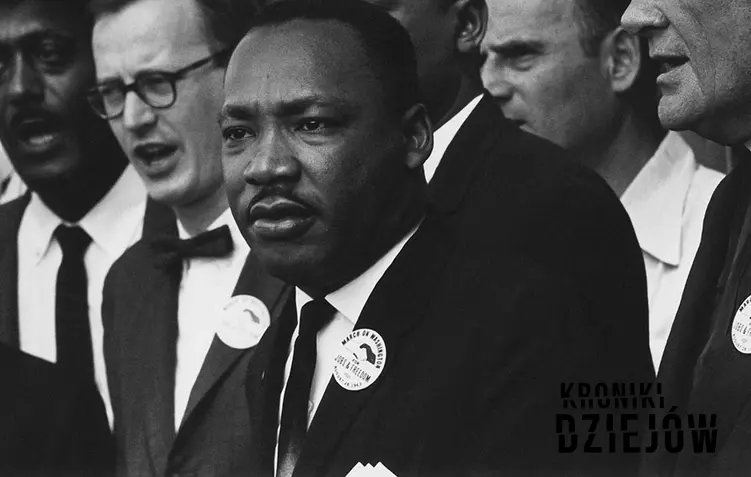 Martin Luther King podczas marszu w Waszyngtonie, a także najważniejsze informacje o działaniach: data urodzenia, działalność, śmierć oraz życiorys