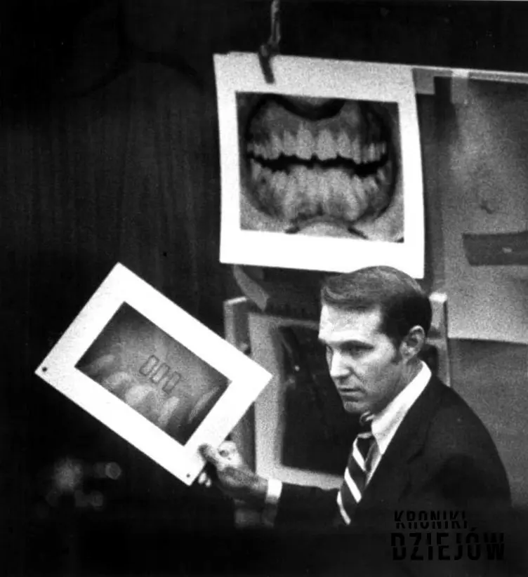 Ted Bundy w sądzie ze zdjęciem swojego odcisku palca, a także historia Teda Bundego