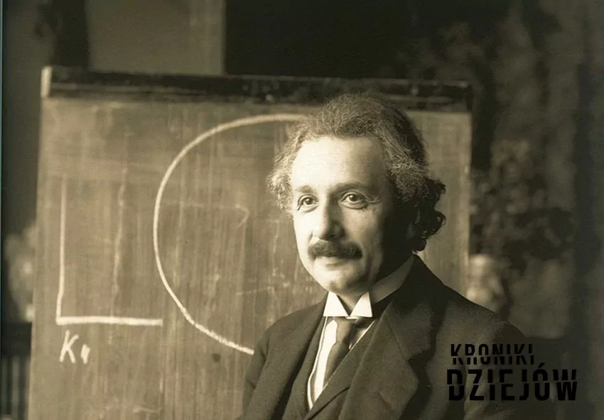 Albert Einstein przy tablicy piszący formuły