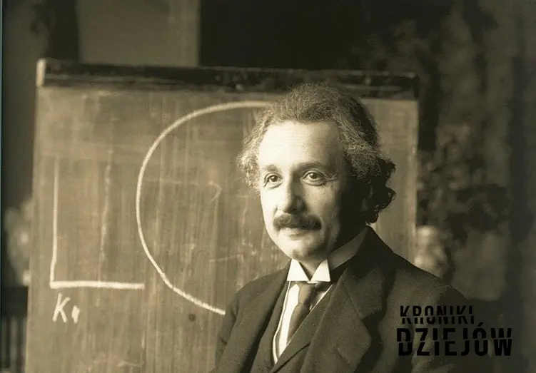 Albert Einstein przy tablicy, a także pochodzenie naukowca, jego życiorys, nauka, osiągnięcia, najważniejsze odkrycia