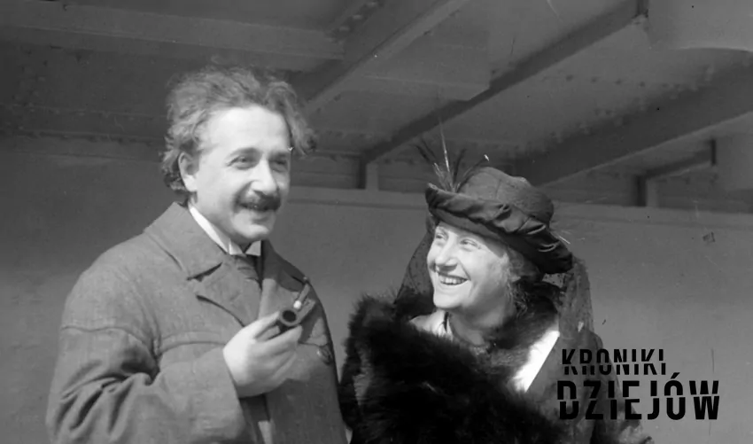 Albert Einstein z żoną na promie