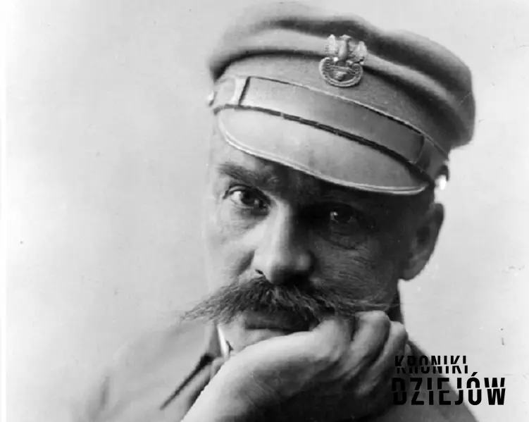 Zdjęcie portretowe Józefa Piłsudskiego zrobione w Warszawie w 1928 roku, a także informacje o Marszałku - biografia, rządy, polityka zagraniczna