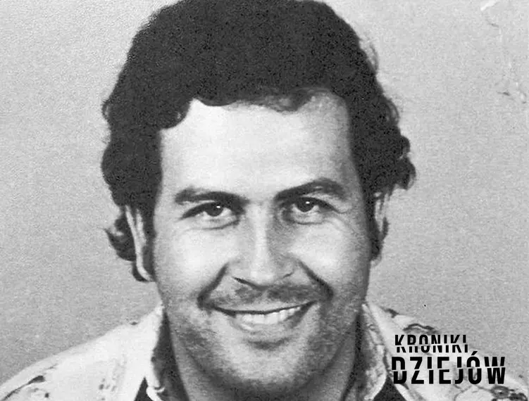 Pablo Escobar na policyjnym zdjęciu, a także informacje o zbrodniarzu, oraz jak Pablo Escobar został królem kokainy krok po kroku