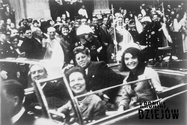 John F. Kennedy z żoną w samochodzie w Dallas chwilę przed śmiercią, a także biografia prezydenta, polityka, śmierć, najważniejsze informcje