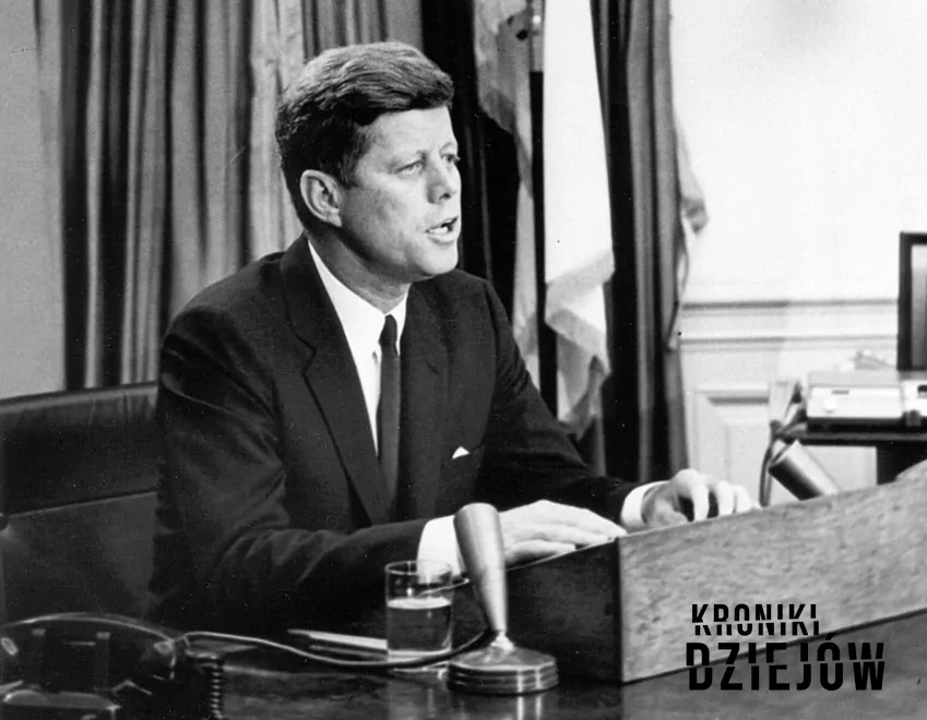 John F. Kennedy przy biurku