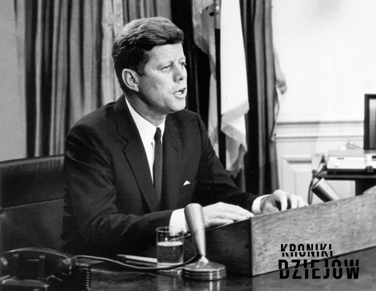 Prezydent John F. Kennedy przy biurku w Białym Domu, a także jego biografia, droga do prezydentury, rodzina, polityka wewnętrzna i zagraniczna oraz śmierć