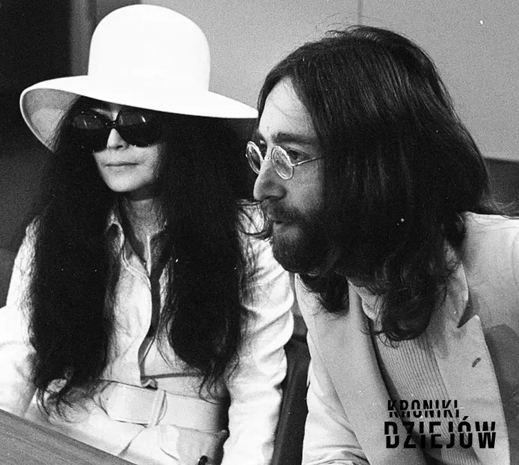 John Lennon z żoną Yoko Ono na konferencji prasowej, a także życiorys Johna Lennona, dorobek artystyczny, życie prywatne i biografia