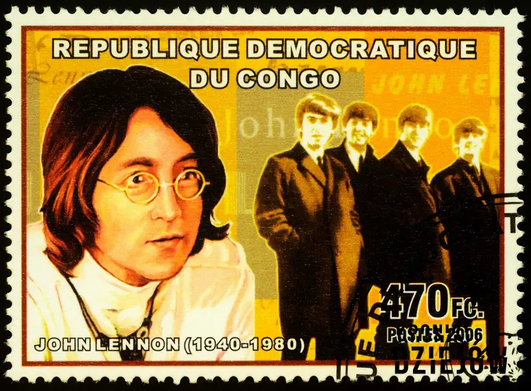 Znaczek pocztowy z lat 50 z podobizną Johna Lennona, a także informacje o artyście: życiorys, dorobek artystyczny i życie prywatne piosenkarza