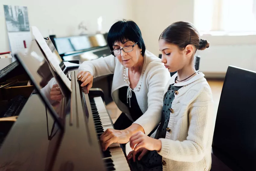 Dziecko uczące się gry na instrumencie