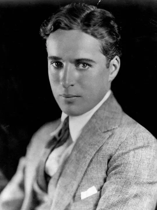 Portret Charliego Chaplina z roku około 1920 bez charakteryzacji, a także ciekawostki z życia komika, fot. Strauss-Peyton Studio, domena publiczna