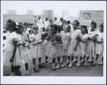 Integracja dzieci czarnoskórych i białych w szkole Barnard w Waszyngtonie, rok 1955,