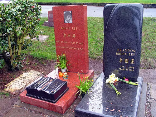 Groby Bruce’a i Brandona Lee, także historia niespodziewanej śmierci Brandona Lee