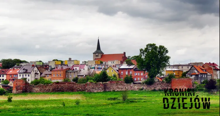 Panorama Skarszew wraz z obwarowaniami, a także historia zamachu bombowego, która wstrząsnęła wsią