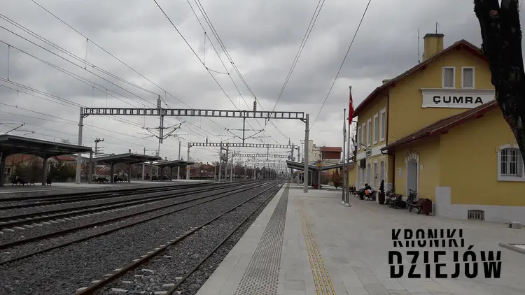 Stacja kolejowa na terenie tureckiego miasta Çumra, gdzie mieszkał Abdullah Askoy