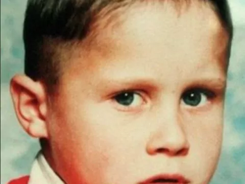 Rikki Neave: ofiara matki czy kolegi