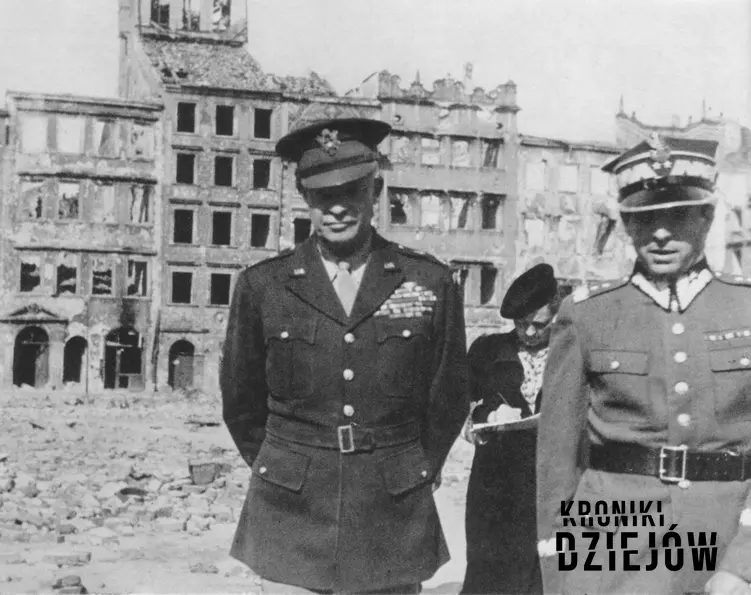 Dwight Eisenhower jeszcze jako amerykański generał, wizytujący rynek Starego Miasta w 1945 roku