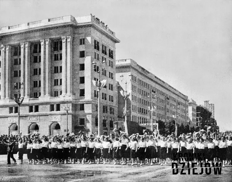 Pochód młodzieży 22 lipca 1952 roku, ulica Marszałkowska (Plac Konstytucji)