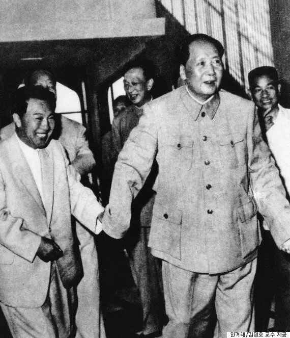 Mao Zedon trzymający za rękę wice-premiera Korei Północnej Pak Kum-chola podczas wizyty w Chinach w 1961 roku