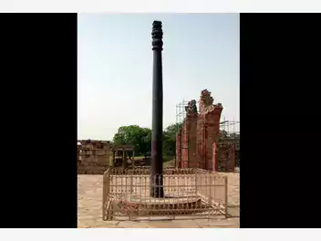 Ilustracja artykułu zagadkowa żelazna kolumna w delhi, która nie rdzewieje