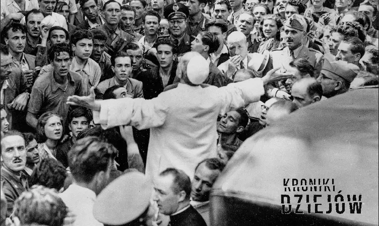 Pius XII na Lateranie po ostatnim bombardowaniu Rzymu w sierpniu 1943 roku