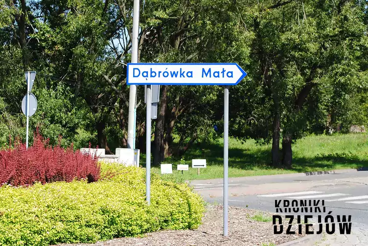 Tablica kierunkowa do Dąbrówki Małej