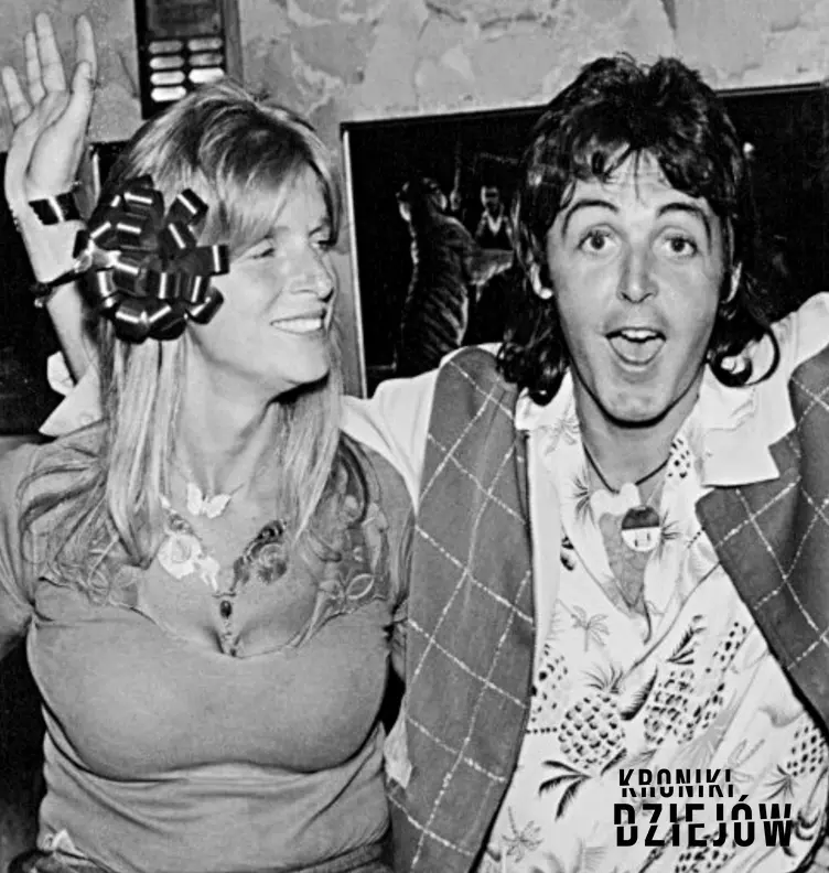 Paul McCartney z żoną Lindą na zdjęciu z lat 70. ubiegłego stulecia, a także pozostałe żony oraz dzieci muzyka