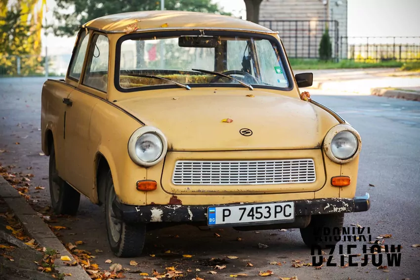 Żółty Trabant 601 w PRL