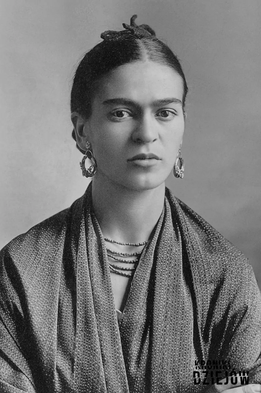 Frida Kahlo przy sztalugach malarskich