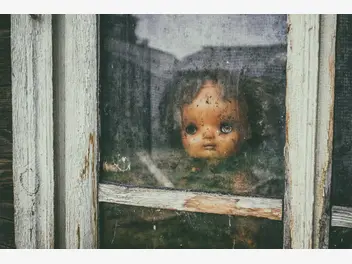 Ilustracja artykułu przerażająca historia demonicznej lalki annabelle