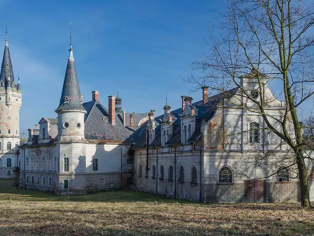 Najpiękniejsze opuszczone zamki i pałace w Polsce